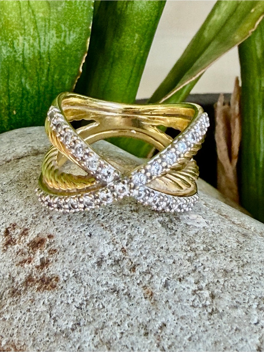 David Yurman 18 karat gold and diamond crossover ring - Picture 9 of 9